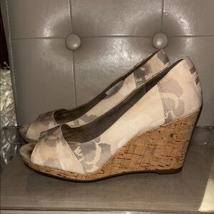 Toms Camouflage Peep Toe Wedges